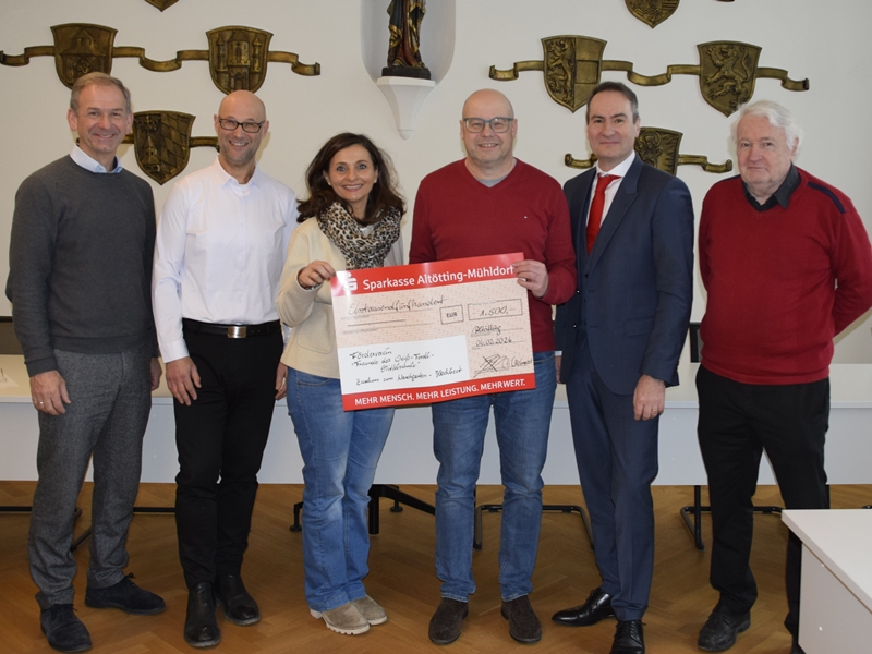 Stadt Altötting, Bürgerstiftung, Spendenübergabe an Förderverein Freunde der Weiß-Ferdl-Mittelschule, 2026, Foto: Stadt Altötting
