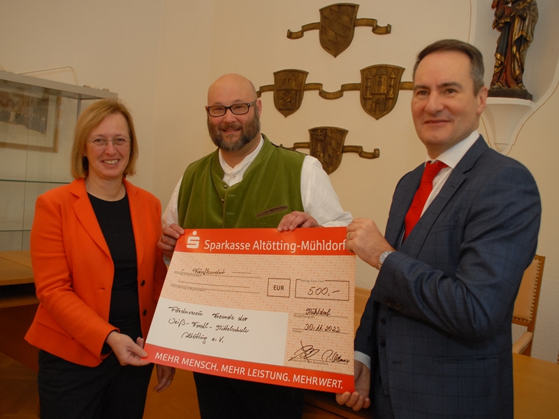 Stadt Altötting, Spende Bürgerstiftung an Förderverein der Freunde der Weiß-Ferdl-Mittelschule Altötting e. V., Foto: Stephan Hölzlwimmer Stadt Altötting, Spende Bürgerstiftung an Förderverein der Freunde der Weiß-Ferdl-Mittelschule Altötting e. V., Foto: Stephan Hölzlwimmer