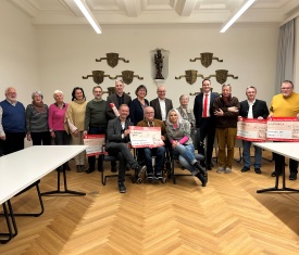 stadt-altoetting-buergerstiftung-spendenuebergabe-2023-gesamt-275x235 stadt-altoetting-buergerstiftung-spendenuebergabe-2023-gesamt-275x235