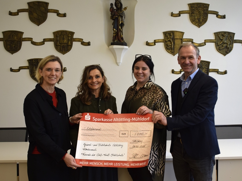 Stadt Altötting, Bürgerstiftung, 2025, Spendenübergabe Weiß-Ferdl-Mittelschule, Foto: Stadt Altötting