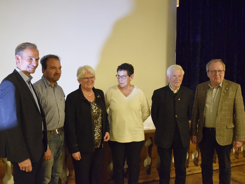 Bürgerversammlung 2022 Stadt Altötting, Gruppenbild der Empfänger der Bürgermedaille, Foto: Stadt Altötting