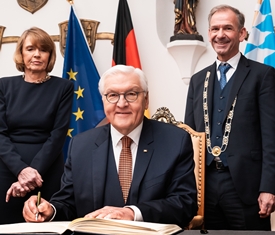 Stadt Altötting, Bundespräsident Frank-Walter Steinmeier, Eintrag Goldenes Buch, 2025, Foto: Tom Bauer