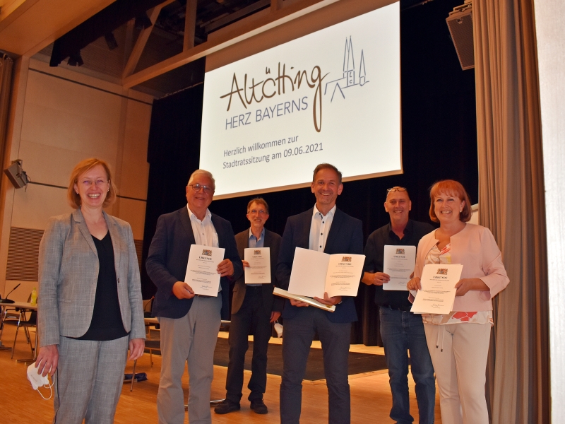 Stadt Altötting, Ehrungen Stadtrat Erster Bürgermeister Stephan Antwerpen, Stadträtin Rosi Hermann, Stadtrat Hubert Rothmayer, Stadtrat a. D. Dr. Hanns Georg Freudlsperger und Stadtrat a. D. Dr. Johann Kistler wurden geehrt.