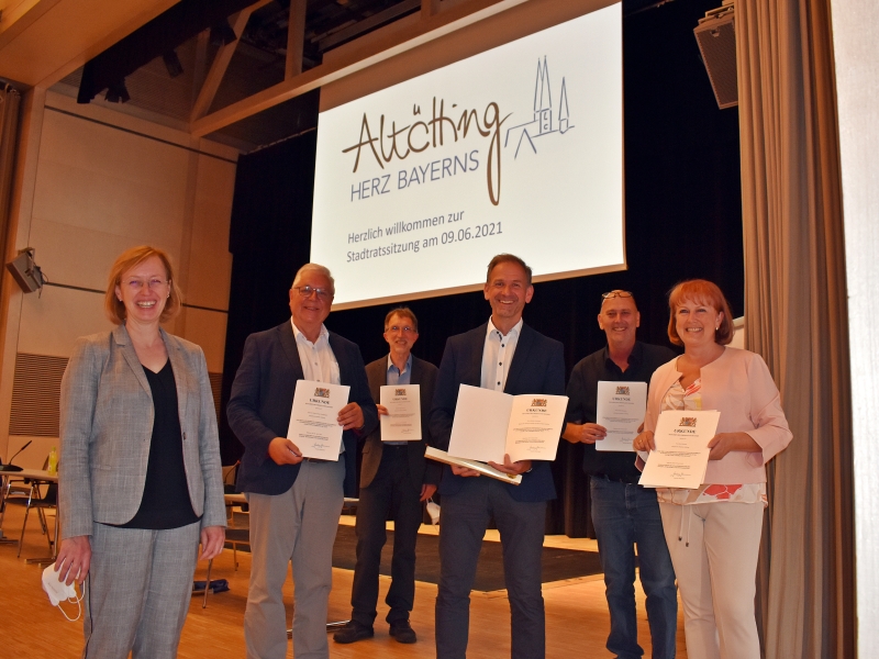 Erster Bürgermeister Stephan Antwerpen, Stadträtin Rosi Hermann, Stadtrat Hubert Rothmayer, Stadtrat a. D. Dr. Hanns Georg Freudlsperger und Stadtrat a. D. Dr. Johann Kistler wurden geehrt.