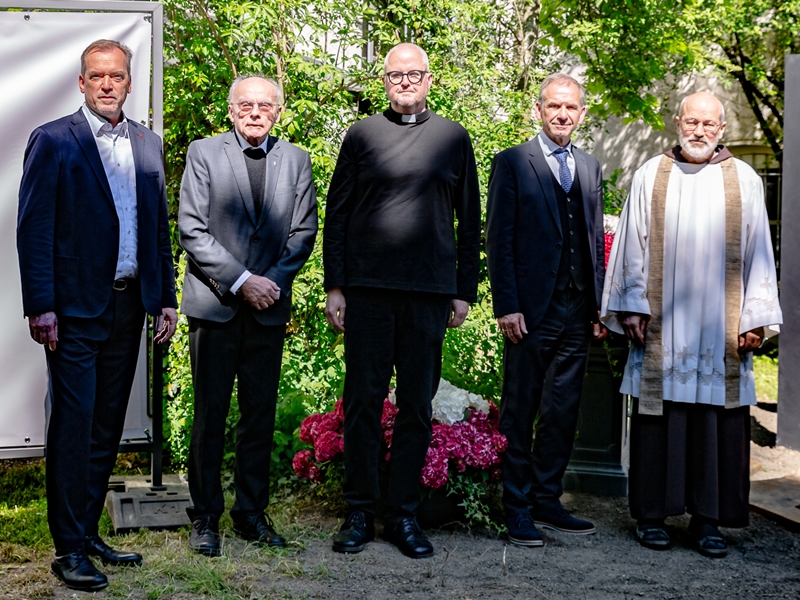 Stadt Altötting, Einweihung Erinnerungsskulptur 28. April, 2025, Redner und Geistlichkeit, Foto: Fonse Demmelhube