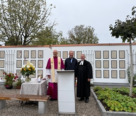 Stadt Altötting, Einweihung Urnenwand Friedhof D, 2025, Foto: Stadt Altötting Stadt Altötting, Einweihung Urnenwand Friedhof D, 2025, Foto: Stadt Altötting