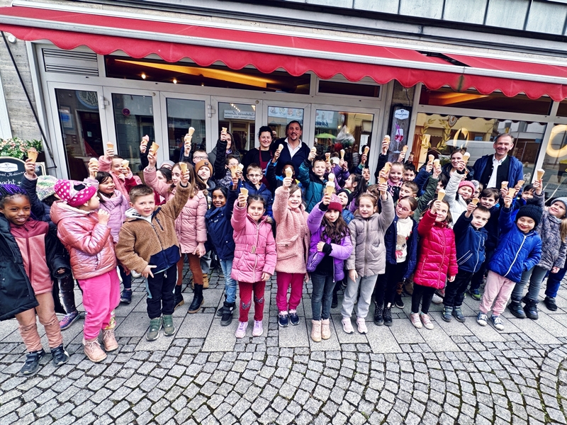 Stadt Altötting, Eisdielenbesuch Josef-Guggenmos-Grundschule, Foto: Stadt Altötting