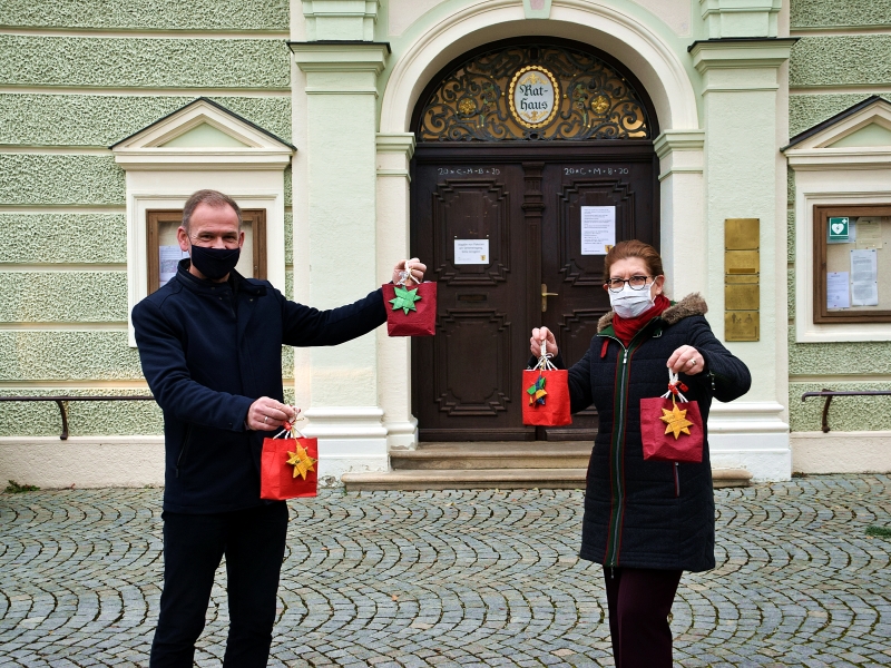 Stadt Altötting, Erster Bürgermeister Stephan Antwerpen, Seniorenreferention Luise Hell, Weihnachtsaktion Senioren 2020 Hier sehen Sie Ersten Bürgermeister Stephan Antwerpen und Seniorenreferetnion Luise Hell bei der Weihnachtsaktion 2020 für die Altöttinger Seniorinnen und Senioren.