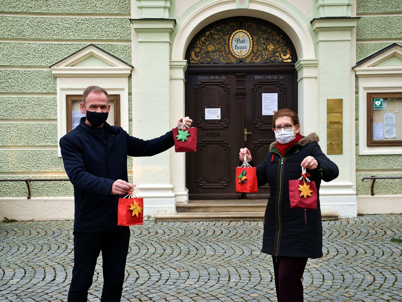 Hier sehen Sie Ersten Bürgermeister Stephan Antwerpen und Seniorenreferetnion Luise Hell bei der Weihnachtsaktion 2020 für die Altöttinger Seniorinnen und Senioren.