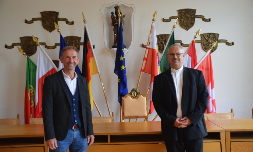Hier sehen Sie Ersten Bürgermeister Stephan Antwerpen und den neuen Stadtpfarrer Dr. Klaus Metzl.