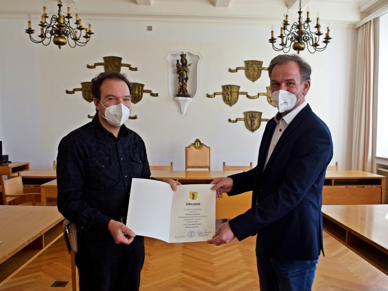 Hier sehen Sie Ersten Bürgermeister Stephan Antwerpen und den neuen stellvertretenden Stadtheimatpfleger Anton Grundner.