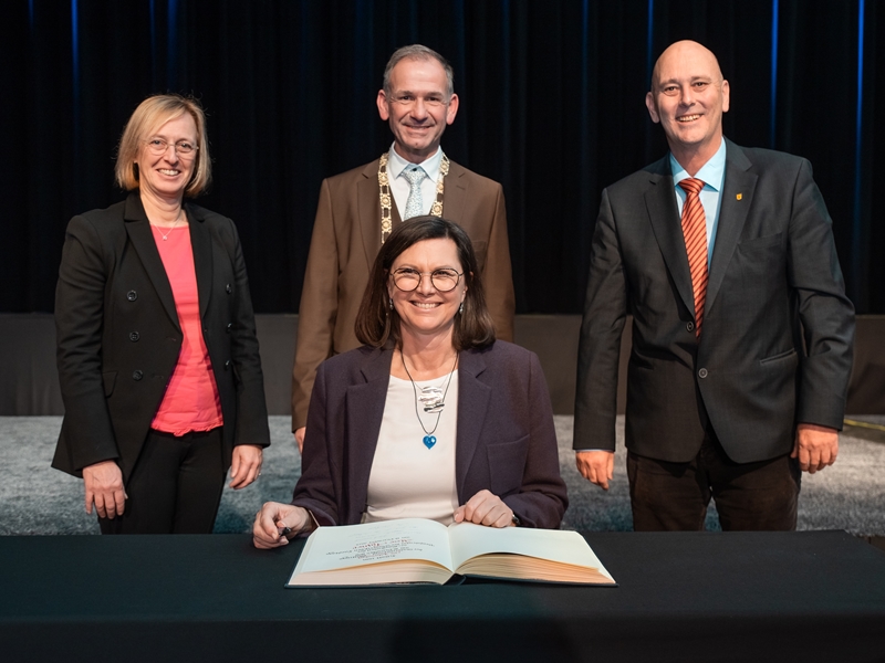 Stadt Altötting, Festakt 125 Jahre Stadterhebung, 2023, Eintrag Goldenes Buch, Foto: Tom Bauer
