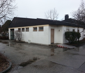 Stadt Altötting, Friedhof D, Außenbereich mit WC-Anlage, Foto: Stadt Altötting Stadt Altötting, Friedhof D, Außenbereich mit WC-Anlage, Foto: Stadt Altötting