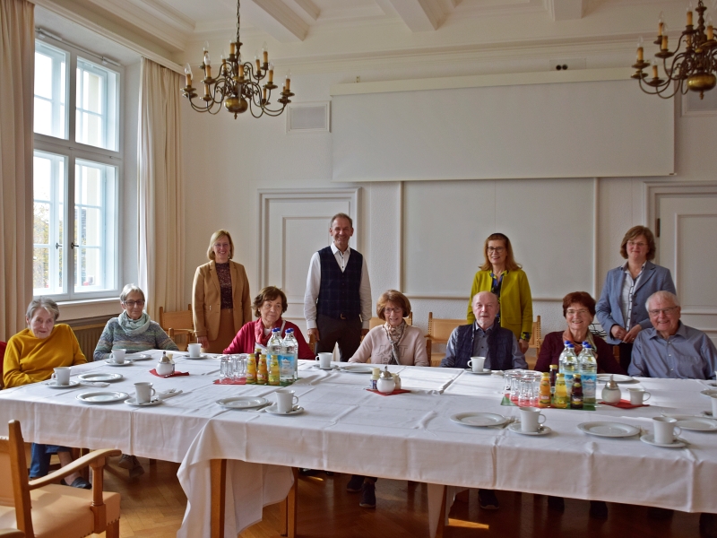 Die Altersjubilare gemeinsam mit Zweiter Bürgermeisterin Christine Burghart, Ersten Bürgermeister Stephan Antwerpen, Seniorenreferentin Luise Hell und Familienreferentin Elisabeth Strasser (hintere Reihe von links). 