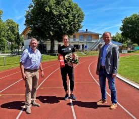 Stadt Altötting, Erster Bürgermeister Stephan Antwerpen, Sportreferent Wolfgang Sellner und Alexandra Burghardt Erster Bürgermeister Stephan Antwerpen und Sportreferent Wolfgang Sellner gratulieren Alexandra Burghardt zur Deutschen Meisterschaft über 100 Meter und 200 Meter.