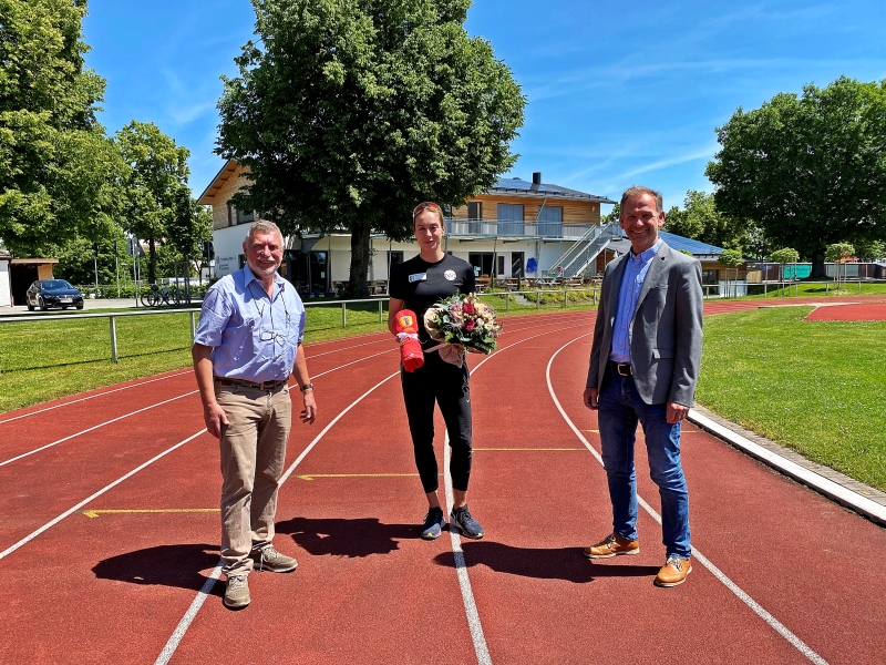Erster Bürgermeister Stephan Antwerpen und Sportreferent Wolfgang Sellner gratulieren Alexandra Burghardt zur Deutschen Meisterschaft über 100 Meter und 200 Meter.