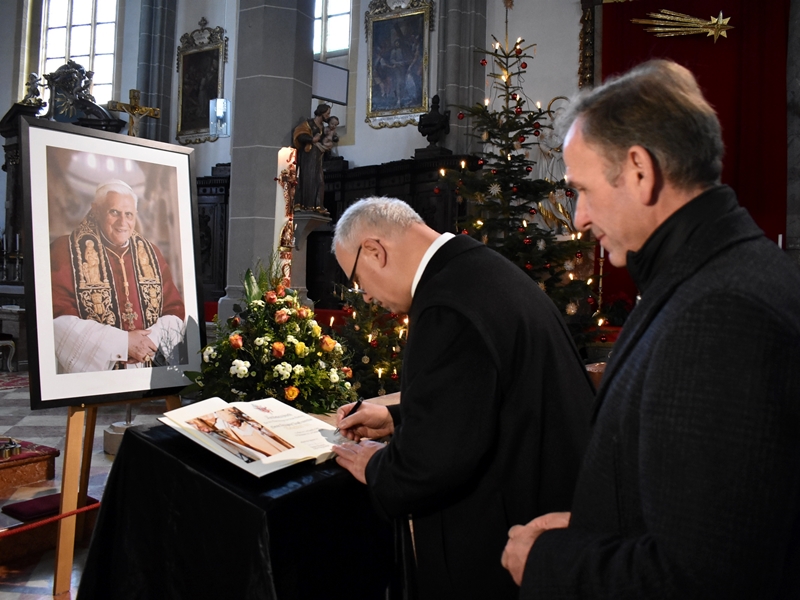 Stadt Altötting, Kondolenzbuch Papst Benedikt XVI., Foto: Roswitha Dorfner