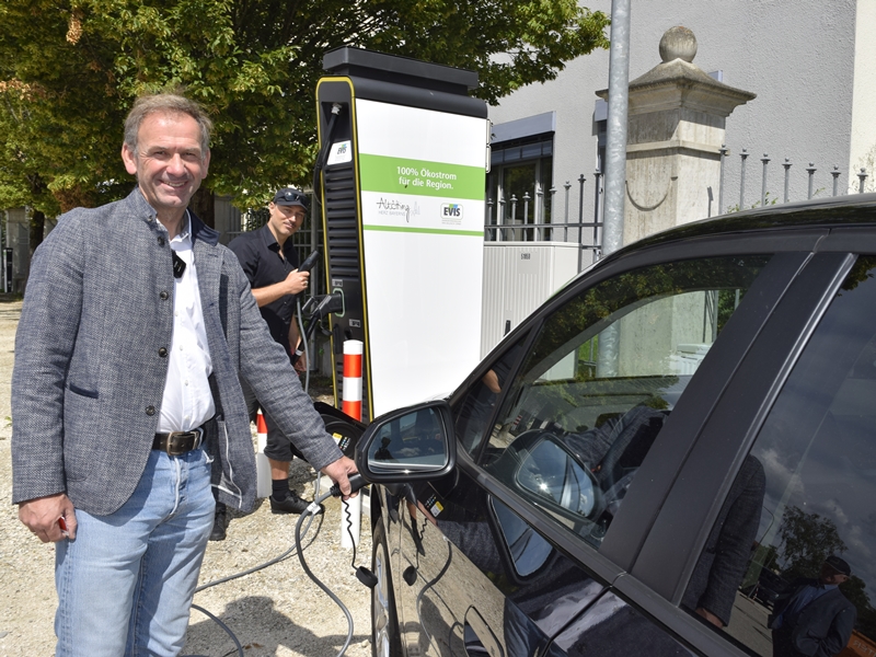 Stadt Altötting, Inbetriebnahme Ladesäule Dultplatz, Foto: Stadt Altötting