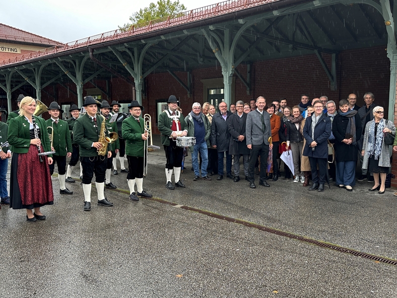 Stadt Altötting, Städtepartnerschaftsfeier Mondsee in Altötting, Oktober 2024, Empfang am Bahnhof, Foto: Stadt Altötting
