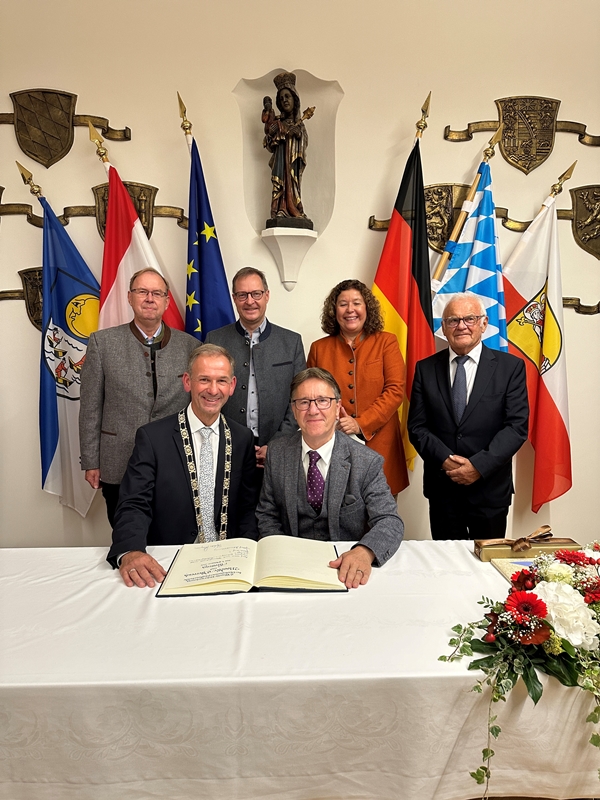 Stadt Altötting, Städtepartnerschaftsfeier Mondsee in Altötting, Oktober 2024, Goldenes Buch, Foto: Stadt Altötting