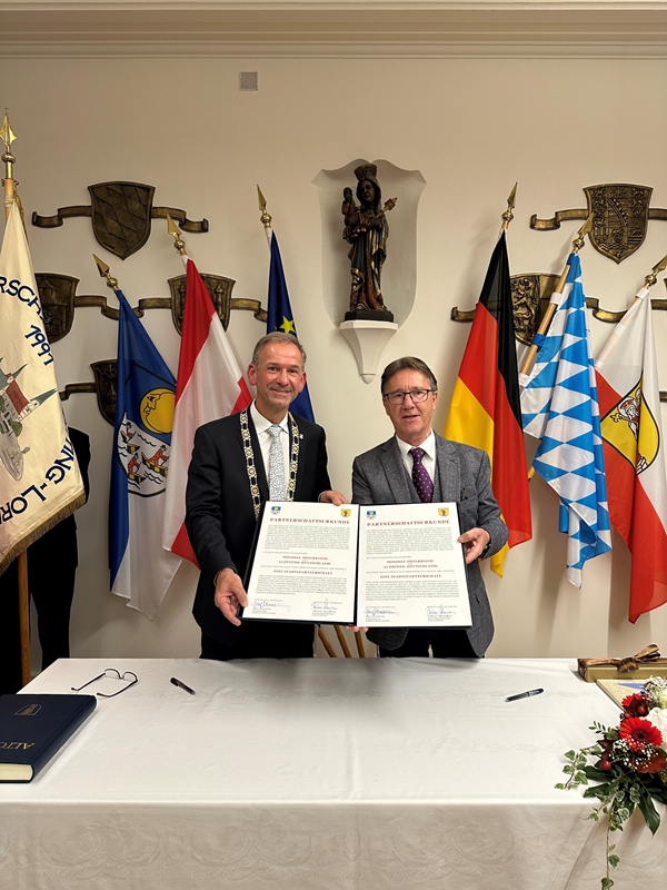 Stadt Altötting, Städtepartnerschaftsfeier Mondsee in Altötting, Oktober 2024, Unterzeichnung der Urkunde, Foto: Stadt Altötting