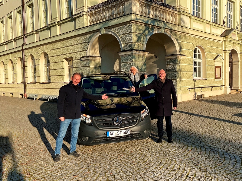 Erster Bürgermeister Stephan Antwerpen und Stadtkämmerin Andrea Kreutner nehmen von Herrn Stefan Burghart den neuen Stadtbus entgegen.