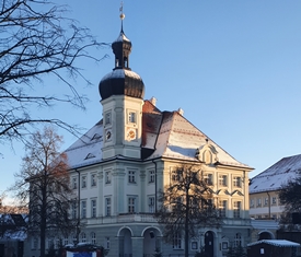 Stadt Altötting, Rathaus im Schnee, Foto: Bürger- und Touristinfo Altötting