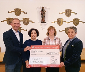 Erster Bürgermeister Stephan Antwerpen freute sich über die Spende des katholischen Frauenbundes der Pfarrei St. Josef. Den Scheck überreichten Dr. Stella Höfl, Christiane Seidl und Nicolette Unterstaller (von links). Spendenübergabe durch den katholischen Frauenbund St. Josef
