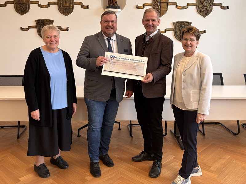 Stadt Altötting, Scheckübergabe Betriebskostenzuschuss für Maria-Ward-Schulstiftung, 2026, Foto: Stadt Altötting