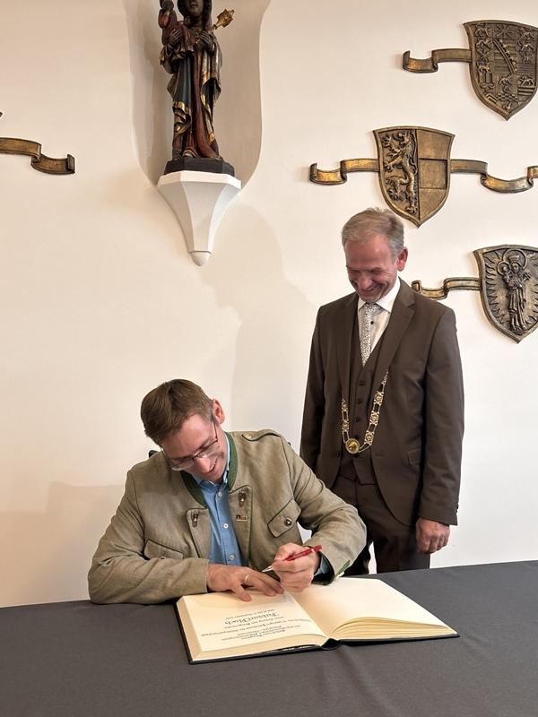 Stadt Altötting, Städtepartnerschaft Mariazell, 10. Jubiläum, 2026, Eintrag Goldenes Buch, Foto: Stadt Altötting
