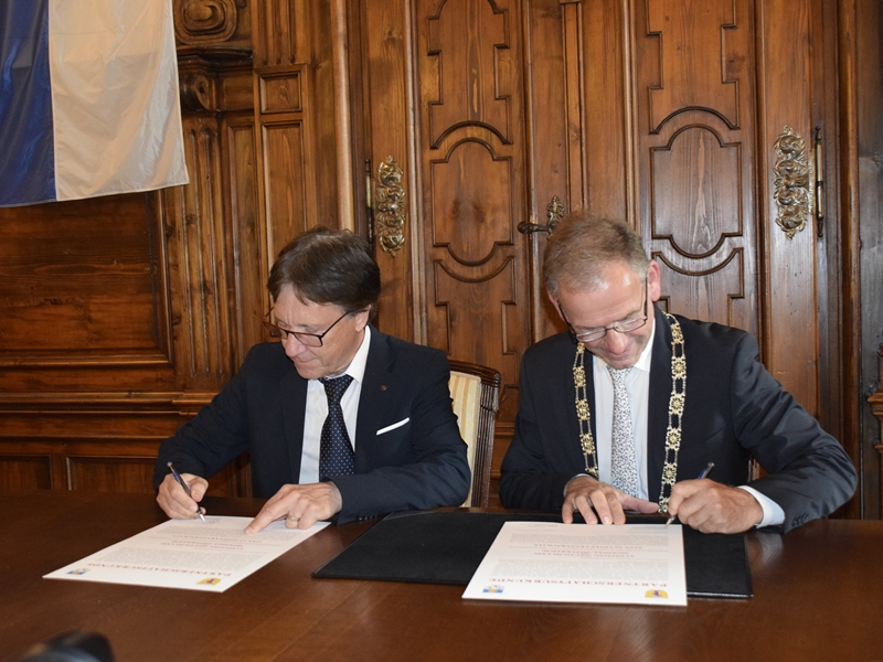 Stadt Altötting, Städtepartnerschaftsfeier in Mondsee, Urkundenunterzeichnung, Foto: Stadt Altötting