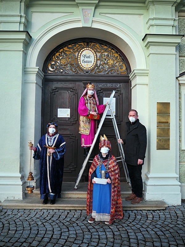 Altöttinger Sternsinger schreiben am Rathausportal an Altöttinger Sternsinger schreiben am Rathausportal an