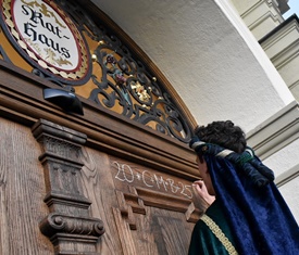 Stadt Altötting, Sternsinger vor Rathaustür 2025, Foto: Roswitha Dorfner Stadt Altötting, Sternsinger vor Rathaustür 2025, Foto: Roswitha Dorfner