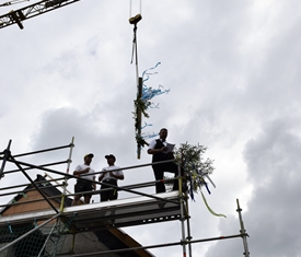 Stadt Altötting, Straßmühle, Richtfest Juli 2026, Firstbaum, Foto: Stadt Altötting