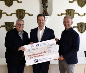 Stadt Altötting, Übergabe Spende VR-Bank an Berufsfachschule für Musik Altötting, Foto: Stadt Altötting