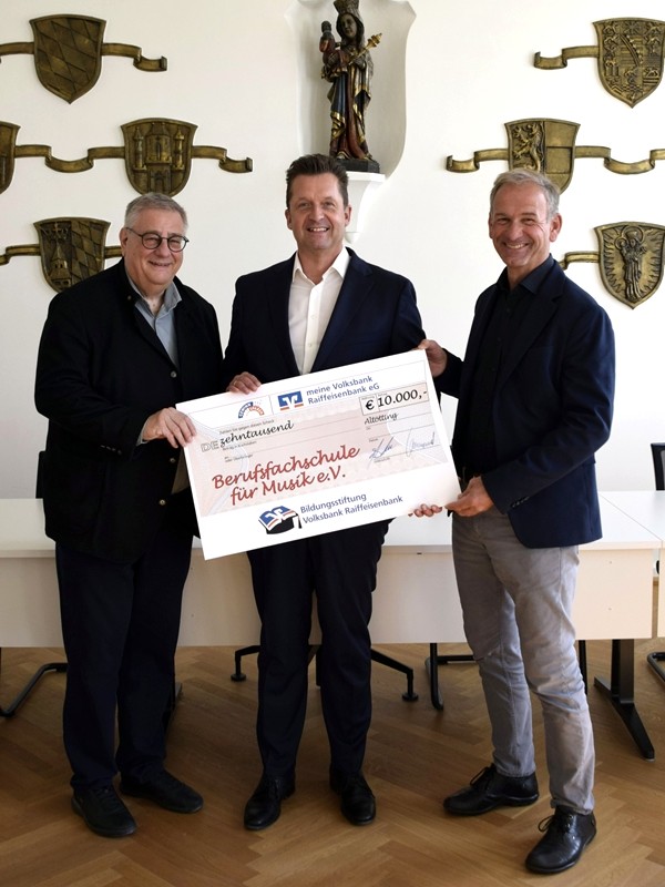 Stadt Altötting, Übergabe Spende VR-Bank an Berufsfachschule für Musik Altötting, Foto: Stadt Altötting