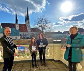 Stadt Altötting, 62. Vorlesewettbewerb Hier sehen Sie die Siegerin des 62. Vorlesewettbewerb mit Erstem Bürgermeister Stephan Antwerpen und Büchereileiterin Sonja Zwickl.