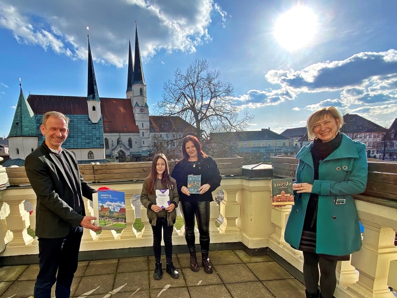 Hier sehen Sie die Siegerin des 62. Vorlesewettbewerb mit Erstem Bürgermeister Stephan Antwerpen und Büchereileiterin Sonja Zwickl.