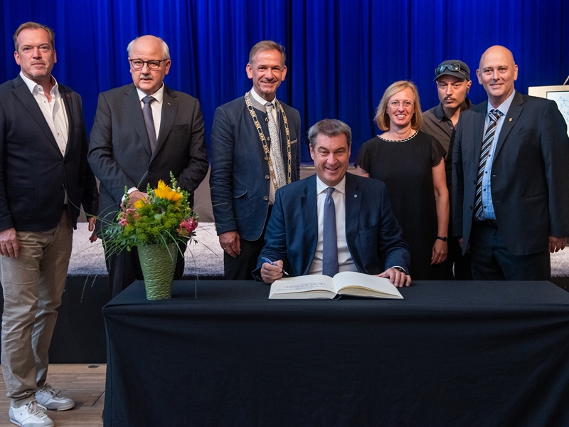 Stadtjubiläum Altötting 2023, Eintrag Goldenes Buch, Foto: Tom Bauer