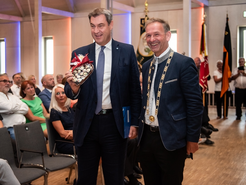 Stadtjubiläum Altötting 2023, Geschenkübergabe an Dr. Markus Söder, Foto: Tom Bauer 