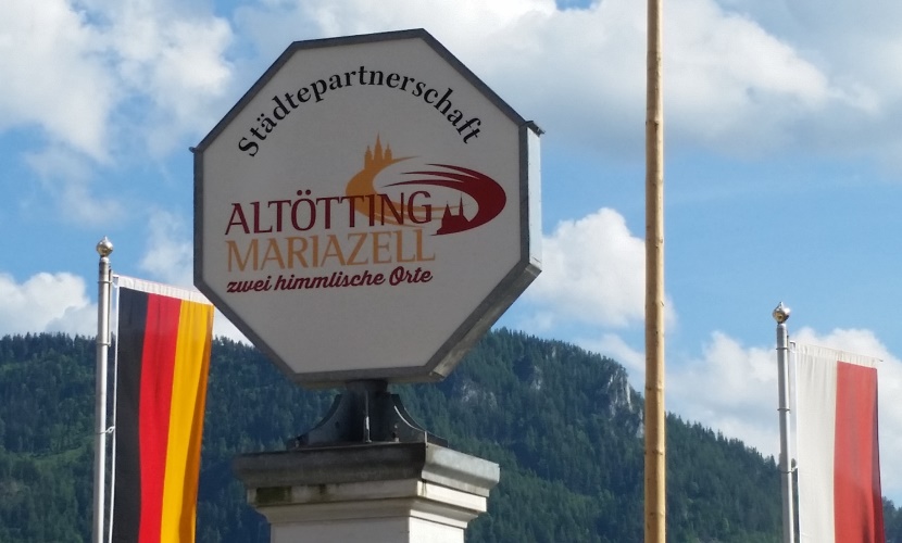 Gründung Städtepartnerschaft Altötting-Mariazell, Feier in Mariazell, Foto: Schild mit Aufschrift zwei himmlische Orte, Dr. Schneiderbauer
