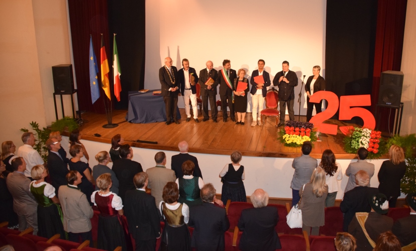 Altötting-Loreto 25jährige Städtepartnerschaft in Loreto, Ehrengäste auf der Bühne Foto: Stadt Altötting