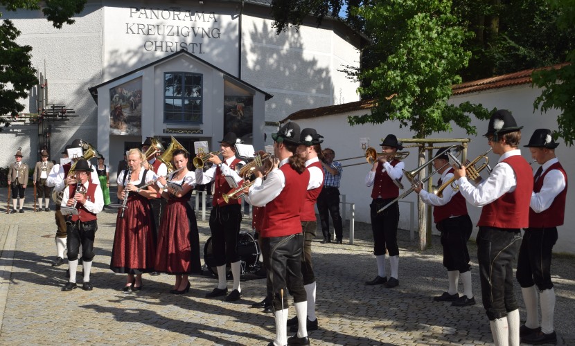 25-jähriges Städtepartnerschaftsjubiläum Altötting-Loreto, Musikkapelle am Zuccalliplatz Foto: Stadt Altötting