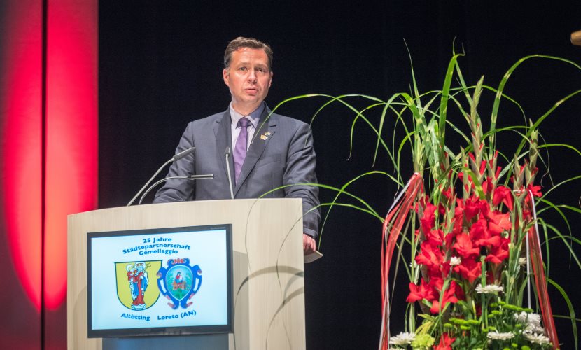 25-jähriges Städtepartnerschaftsjubiläum Altötting-Loreto, MdB Stephan Mayer am Rednerpult, Foto: Iven Matheis