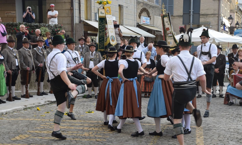 Altötting-Loreto 25jährige Städtepartnerschaft in Loreto, Altöttinger Trachtenverein beim Tanz in Loreto, Foto: Stadt Altötting