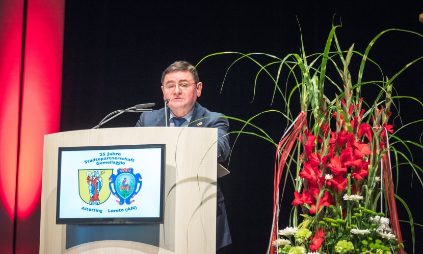 25-jähriges Städtepartnerschaftsjubiläum Altötting-Loreto, Landrat Erwin Schneider am Rednerpult,  Foto: Iven Matheis