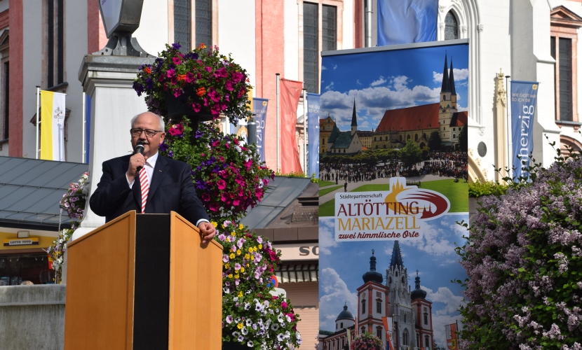 Gründung Städtepartnerschaft Altötting-Mariazell, Bürgermeister Hofauer hält eine Rede