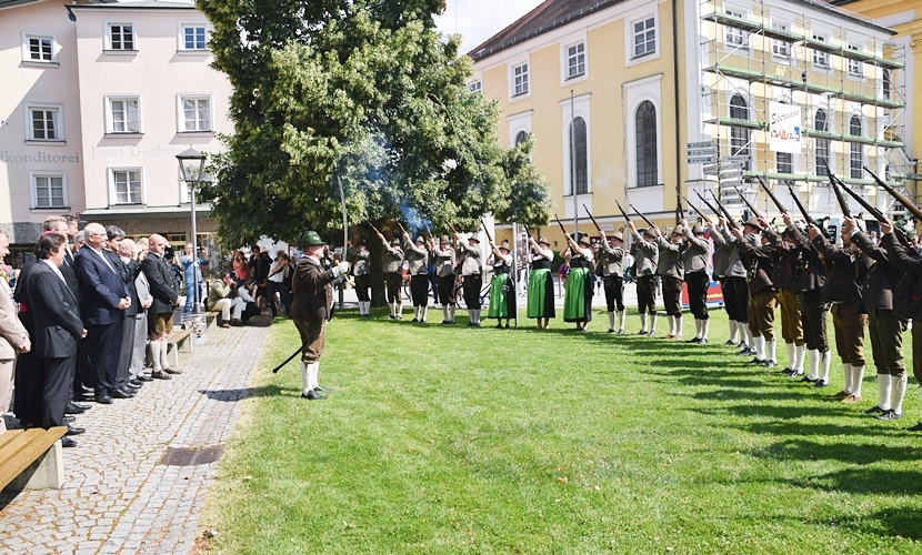 Die Schützen schießen anlässlich der Städtepartnerschaft Altötting-Mariazell einen Salut.