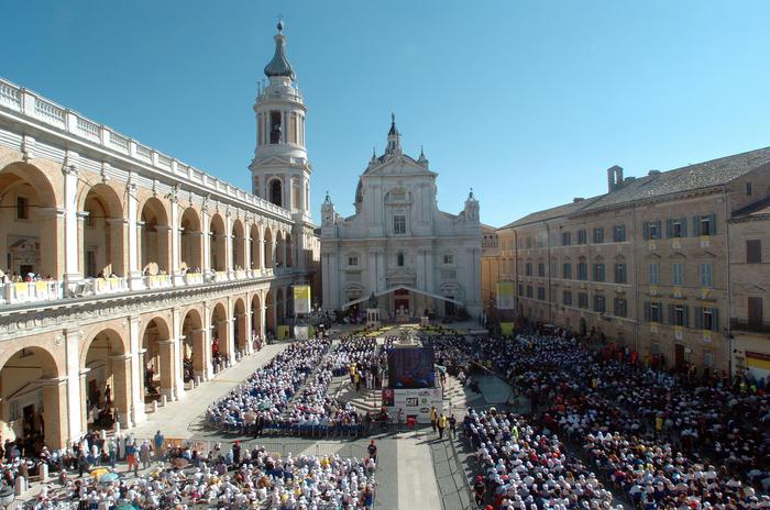 Loreto, die Partnerstadt von Altötting, Ansicht auf Platz mit Menschenmenge,Foto: Andrea-Mengarelli