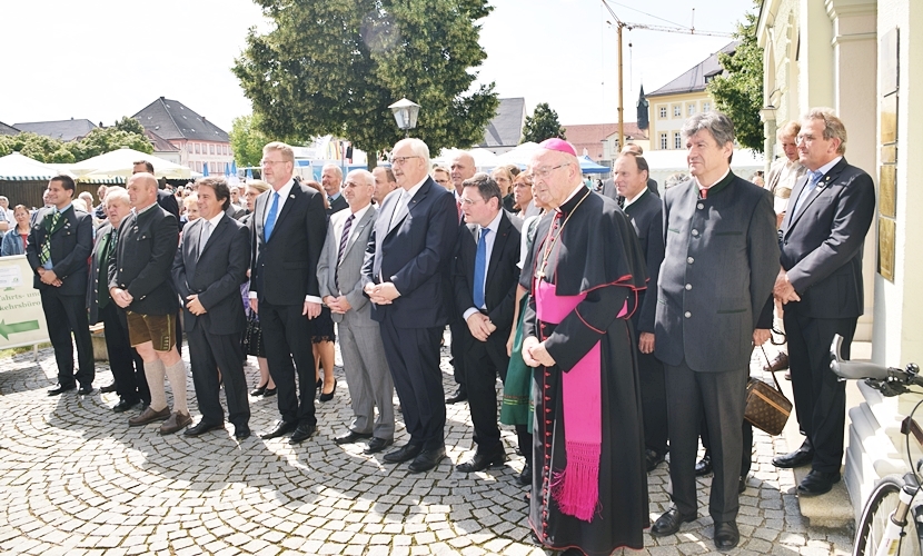 Ehrengäste stehen anlässlich der Städtpartnerschaft Altötting-Mariazell vor dem Rathaus Altötting.